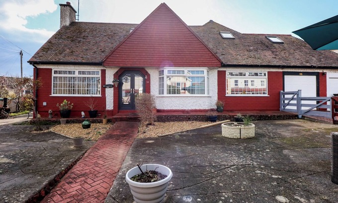 Penrhyn Bay Casa | BRYN-Y-GLYN, character holiday cottage, with a garden in Penrhyn Bay