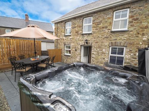 Dihewid Casa | Bryndalis Aberaeron