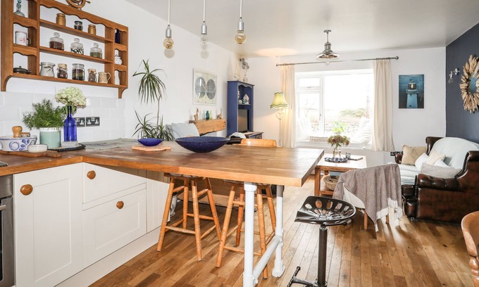 Llanfaelog Cabaña | BRYNGWYN - NR RHOSNEIGR, pet friendly, with a garden in Llanfaelog