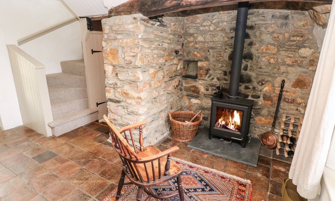 Dinas Cross Cabaña | BRYNHENLLAN COTTAGE, pet friendly, with open fire in Dinas Cross