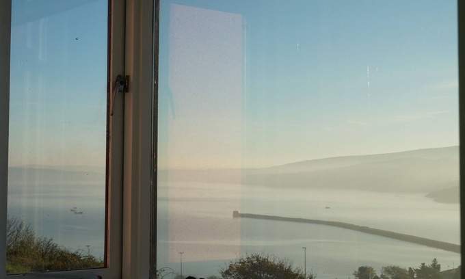 Goodwick Chalet De Esquí | Bryn Sior, Cabaña en la colina en Goodwick con vistas al mar