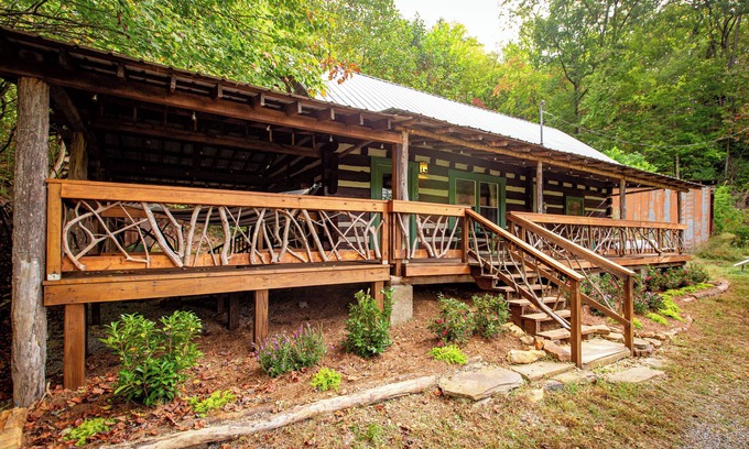Bryson City Cabina | Bryson City, Entire Cabin to Yourself! King & Queen Beds.