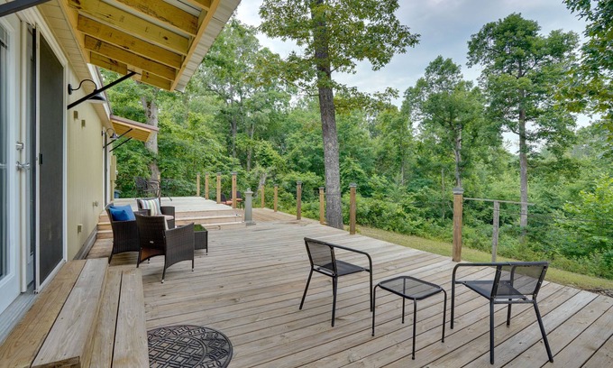 Buchanan Casa | Buchanan Home w/ Deck, 4 Mi to Paris Landing!