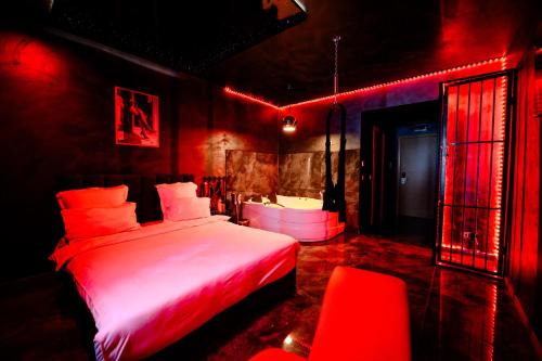 Sector 4 Apartamento | Bucharest red rooms jacuzzi