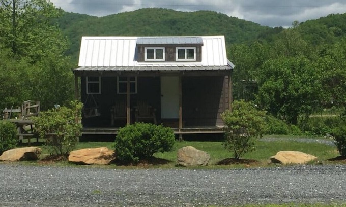 Newland Cabina | Buck Hill Tiny Home Cabin w/Mountain & Water Views