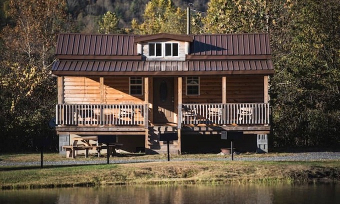 Frank Cabina | Buck Hill Tiny Home Cabin #4 Mountain & Pond Views