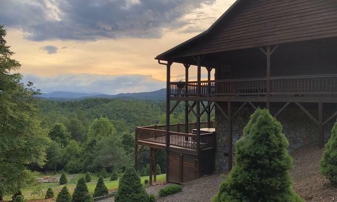 Purlear Casa | Buck Mountain Getaway: impresionantes vistas, bañera de hidromasaje, chimenea. Cerca de Boone.