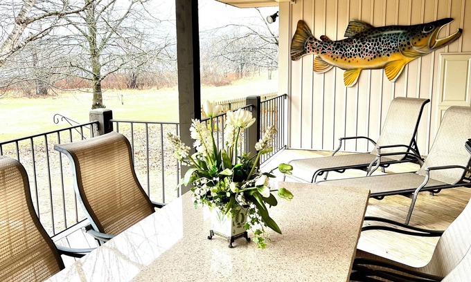 Cotter Casa | Buck Trout Lodge, River access, Bank fishing. Guest favorite in Cotter