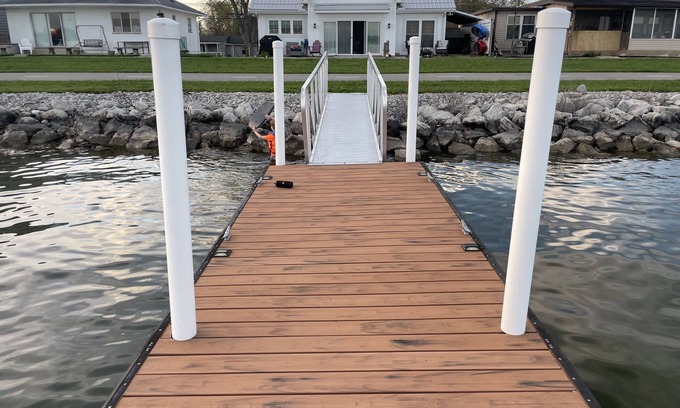 Millersport Casa | Buckeye Lake Home - Lake Chillin' on the open water w/ dock, hot tub & toys..!