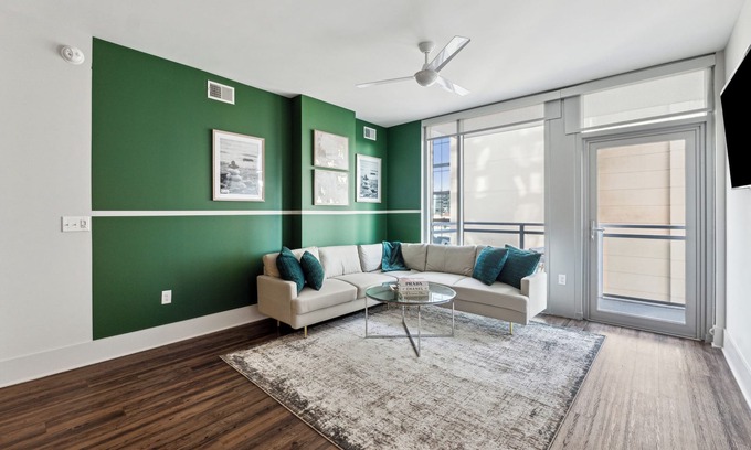 Garden Hills Apartamento | Buckhead Apartment Free Parking, Balcony, Gym, and Pool Included