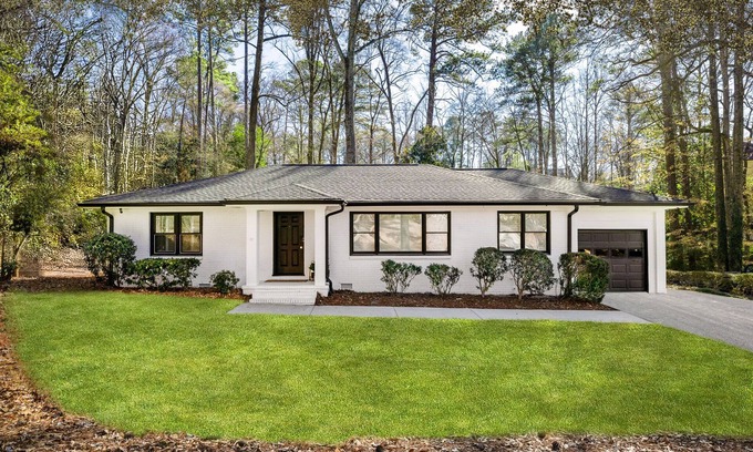 Buckhead Casa | Buckhead/Hot Tub/Luxurious/Walk to Lenox Mall