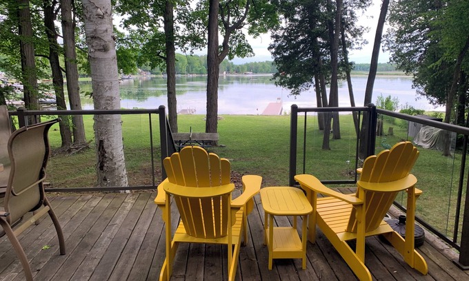 Trent Lakes Cabaña | Buckhorn Lakefront Getaway, fishing, swimming, mins from town. restaurants, golf