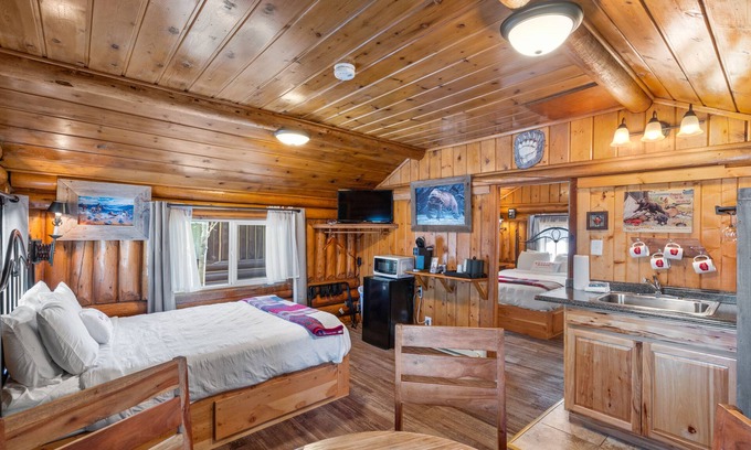 West Yellowstone Cabina | Bucking Moose Moose Cabin (#14)