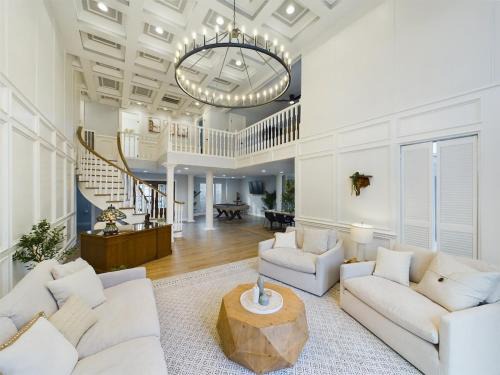 Northside Casa | Buckle n Boots BNB - 20 minutes to downtown and pool