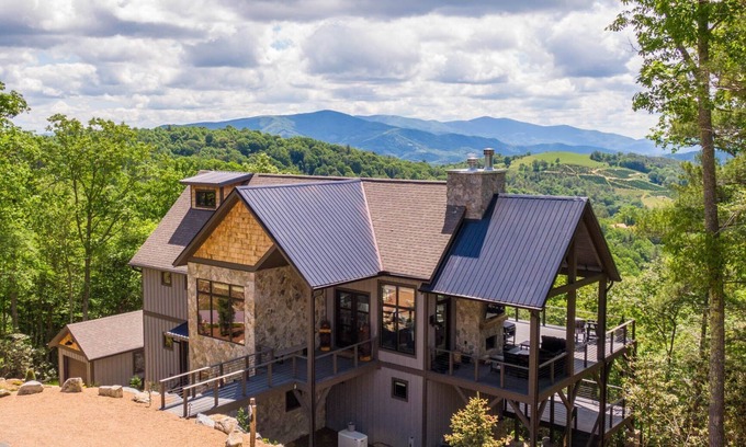 Elk Park Casa | Bucks and Bunnies at Eagles Nest - new, luxury with huge views, hot tub