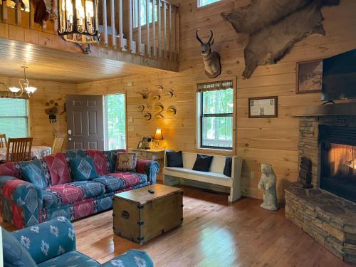Blue Ridge Cabina | Bucksnort Lodge - Game Room and Hot Tub