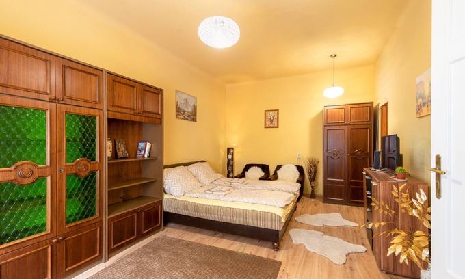 Jozsefvaros Apartamento | Budapest Central Vintage Home. Walk to Danube river & Great Market Hall.