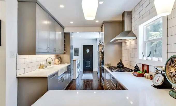 Govalle Casa | Buddy's East Austin Oasis + Sparkling Pool!