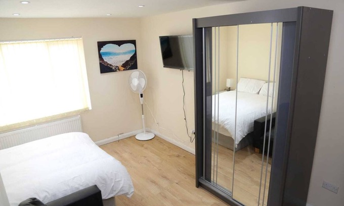 Thamesmead Casa | Budget 4-bedrooms In Thamesmead