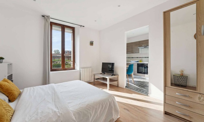 Charleville-Mezieres Apartamento | Budget apart city centre with parking