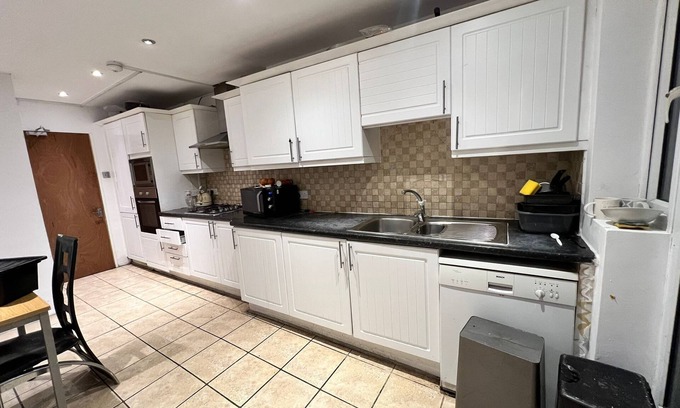 College Park and Old Oak Casa | Budget Double Room in Hammersmith