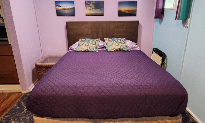 Wailuku Apartamento | Budget Downtown Studio-H w/Queen Bed, Micro-Kitchen AC, WIFI & 4 free Streamers