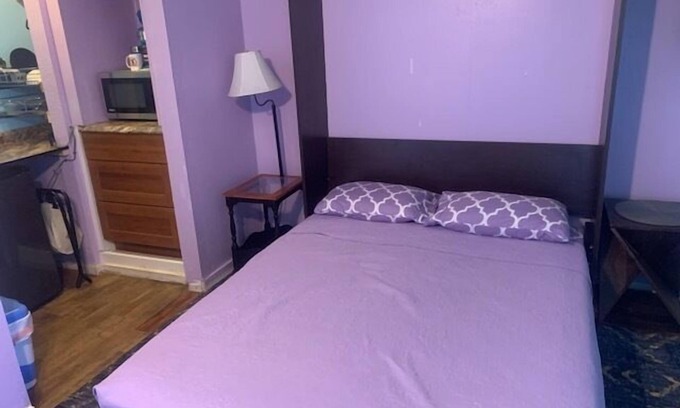 Wailuku Apartamento | Budget Downtown Studio-I w/Queen Bed, Micro-Kitchen AC, WIFI & 4 free Streamers