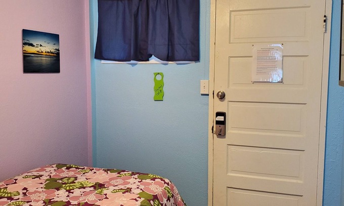 Wailuku Apartamento | Budget Downtown Studio-J w/Queen Bed, Micro-Kitchen AC, WIFI & 4 free Streamers