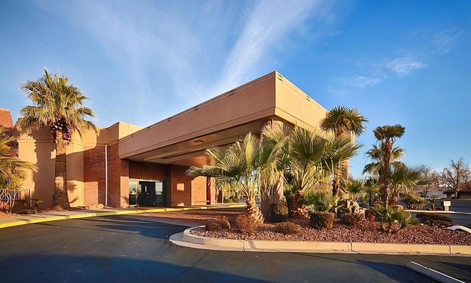 St. George Complejo | Budget Friendly Accommodations at Red Lion Hotel St. George! Pool, Parking, Gym