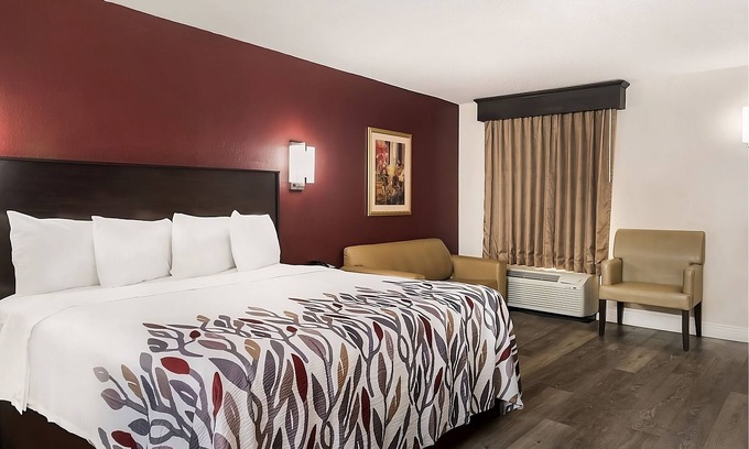 Tupelo Hotel | Budget-friendly Accommodation! Outdoor Pool, Pets Allowed, Near Tupelo Zoo