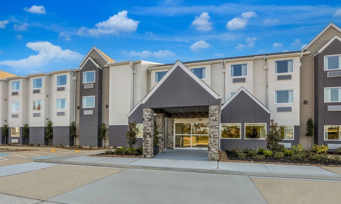 Sulphur Casa | Budget Lodging in Sulphur: Parking Available Onsite, Pets Stays FREE!
