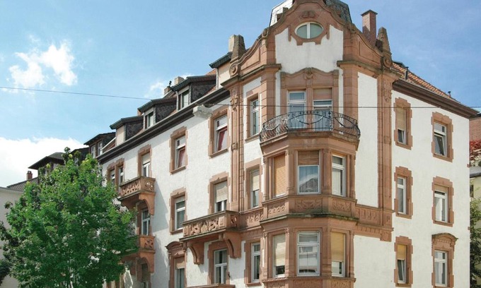 Lindenhof Apartamento | BudgetRooms - souterrain-private rooms & kitchen