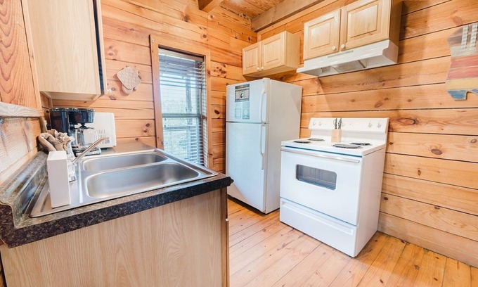 Townsend Cabina | Budro's Bungalow 2 Bedroom Cabin by RedAwning