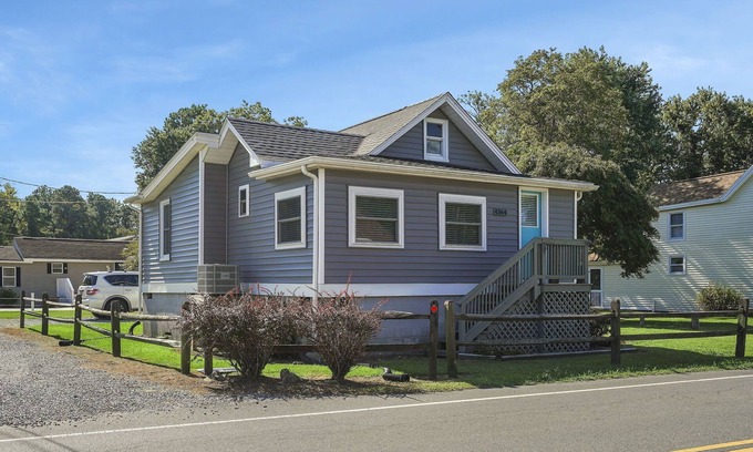 Chincoteague Cabaña | Bue Crab Bungalow - Charming in-town cottage!