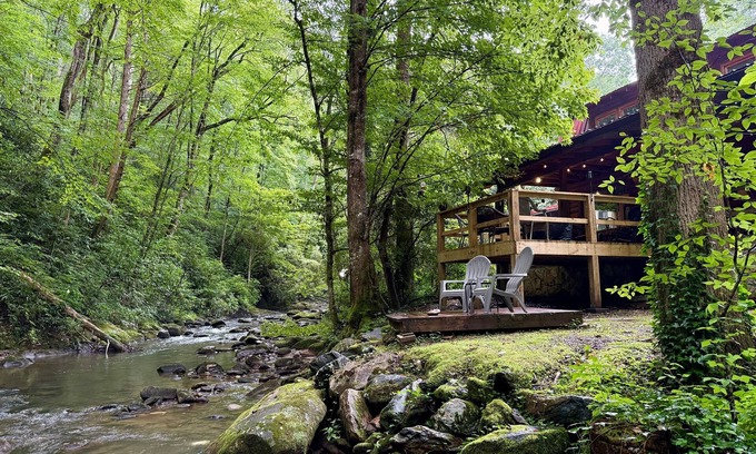 Robbinsville Cabina | Buffalo Creek Cabin | Hot Tub & Creekfront Escape