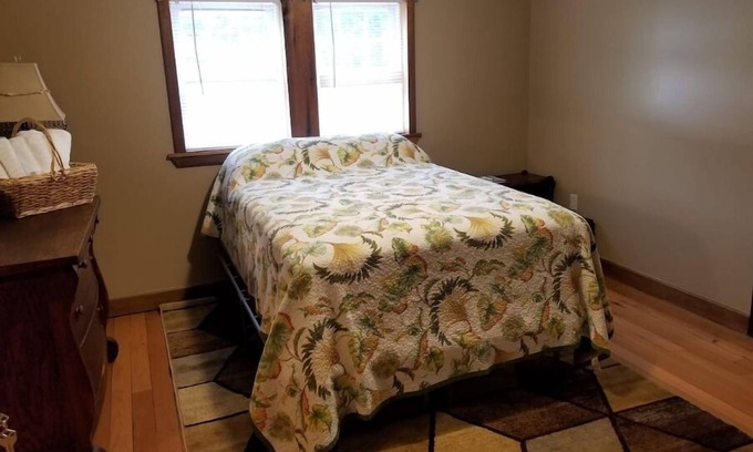 Bryson City Cama Y Desayuno | "Buffalo" Guestroom at bed and breakfast on11 park-like acres
