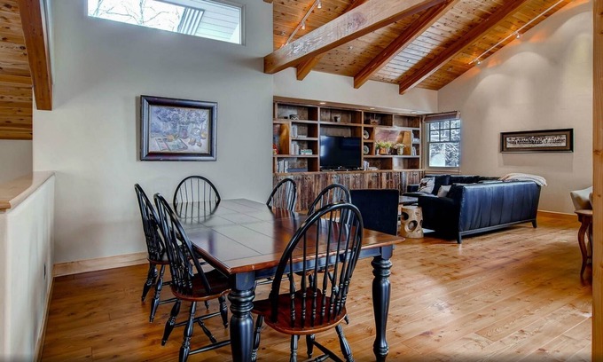 Edwards Condominio | Buffalo Park #3 3 Bedroom Home by RedAwning