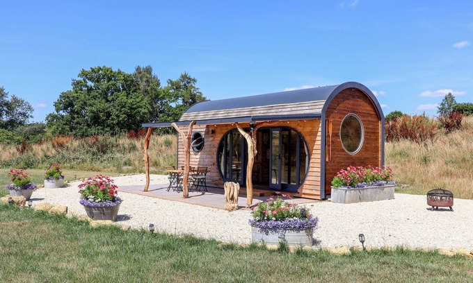 Gillingham Cabaña | BUGLEY POOLS HIDEAWAY, romantic, with a garden in Gillingham