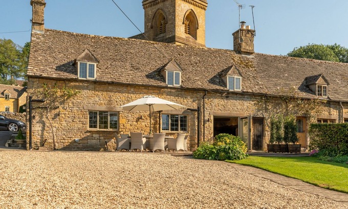 Snowshill Village Cabaña | Built in the 1700s and conveniently situated next door to the local village pub, 1 Broughwood Cottag