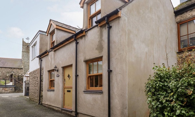 Nefyn Cabaña | BULL BACH (OLD SMITHY), pet friendly, with a garden in Nefyn