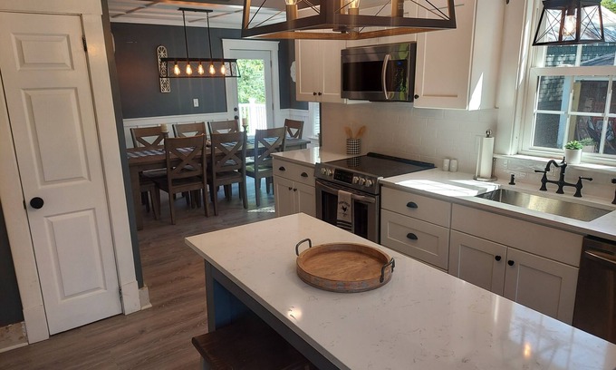 North Berwick Casa | Bullseye modern farm house 15 minutes to Ogunquit.