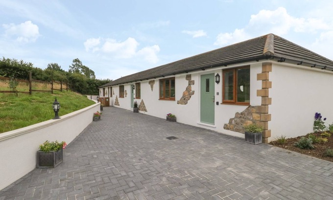 Axminster Cabaña | BUMBLE BEE RETREAT, pet friendly, with a garden in Tytherleigh