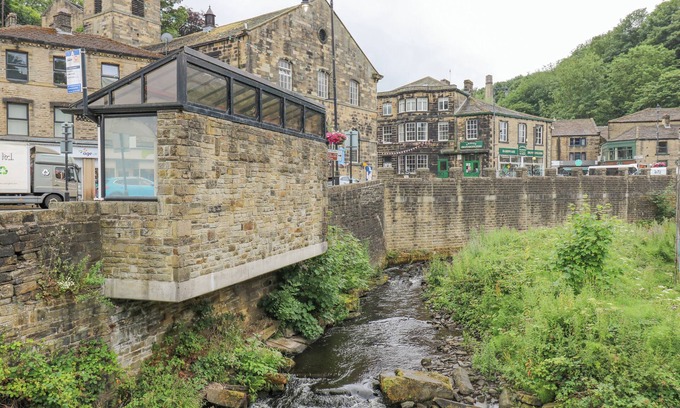 Honley Cabaña | BUMBLE COTTAGE, pet friendly, with a garden in Netherthong