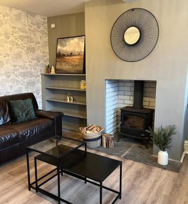 Sheffield Casa | Bumblebee Cottage 3-Bed Family Stay near Sheffield with Garden & Free Parking