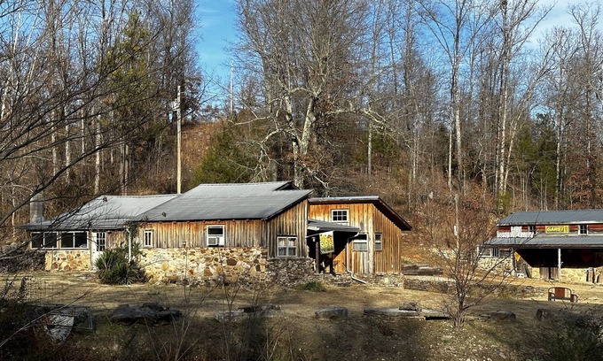 Mountain View Otro | Bumpy’s Hollow~tranquil farmhouse built around a mid-1800's hand hewn log cabin