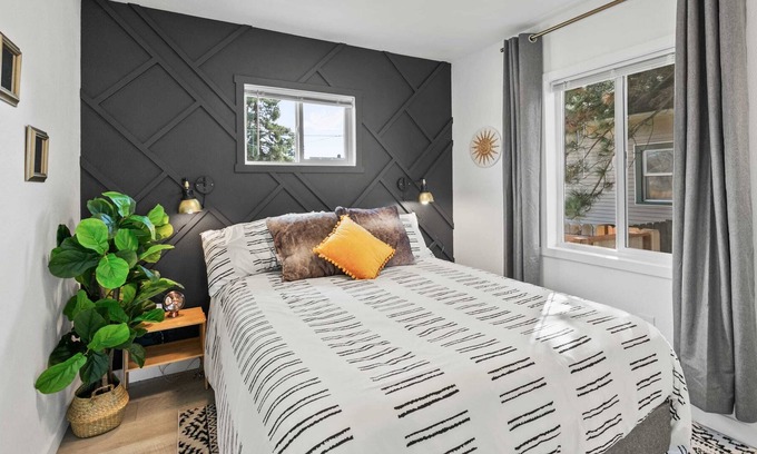 West Central Casa | Bungalow 29 / Chic / Mins To Dwntwn / Pet Friendly