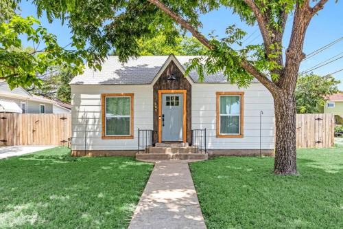 McGregor Casa | Bungalow Bliss - Large Backyard & Fire Pit