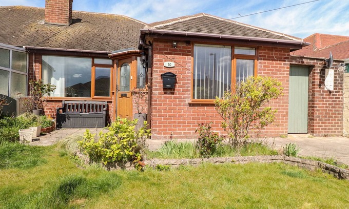 Thornton-Cleveleys Casa | BUNGALOW BY THE SEA, pet friendly, with a garden in Cleveleys