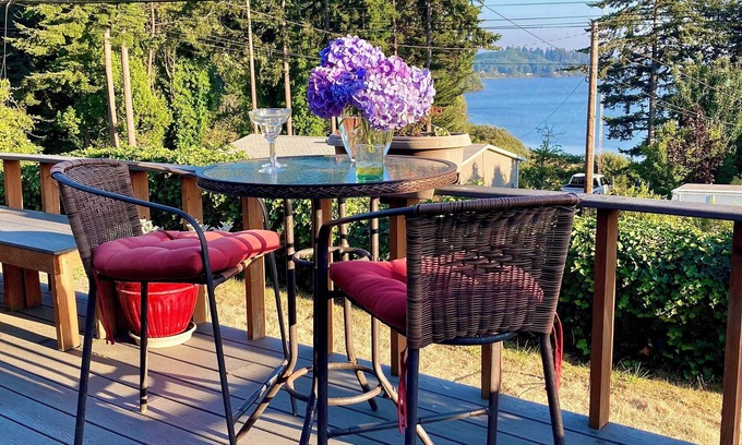 North Bend Casa | Bungalow by the Bay-30-day minimum