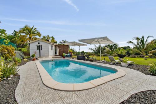 Circuit 1C1 Casa | Bungalow charmant à Petit Bourg avec piscine partagée